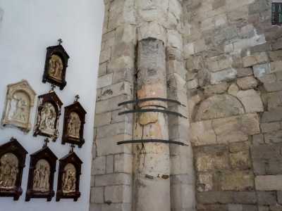 ...e colonne messe in sicurezza da grappe metalliche ormai arrugginite